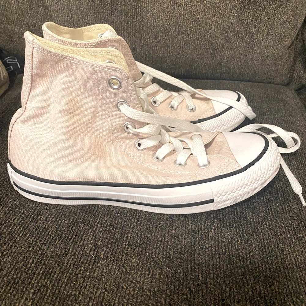 Like new Girls Converse high top sneakers size 6